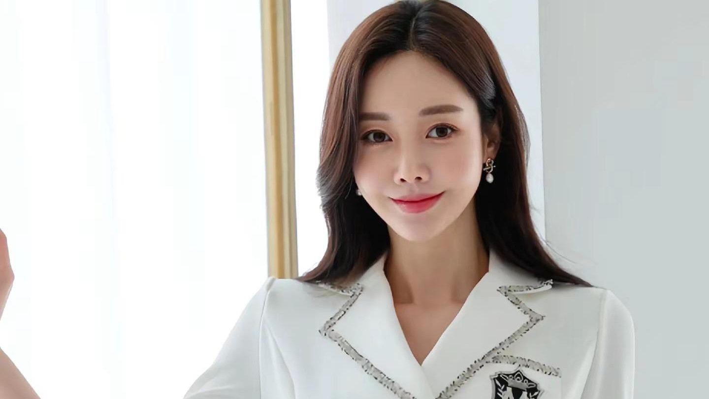 云里绿杉飞袖舞，镜中蓝月动情邀，寒烟轻纱笼仙女，魂牵梦萦尽显幽