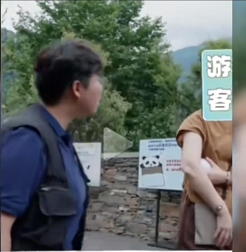 哈哈哈，笑死我了
在熊猫基地有位游客问管理人员你们晚上不把熊猫收进去吗？就这样放