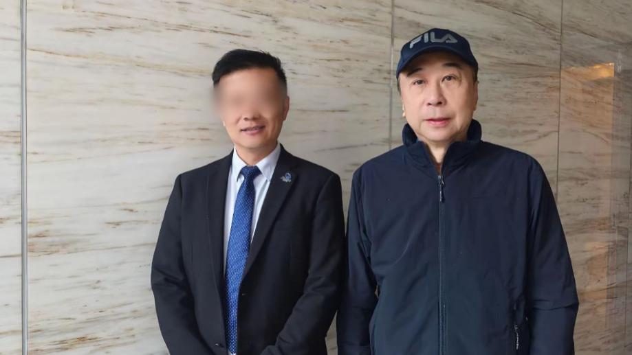 冯巩回乡扫墓被偶遇！67岁穿百元国货，副部级待遇却低调得像邻家大爷