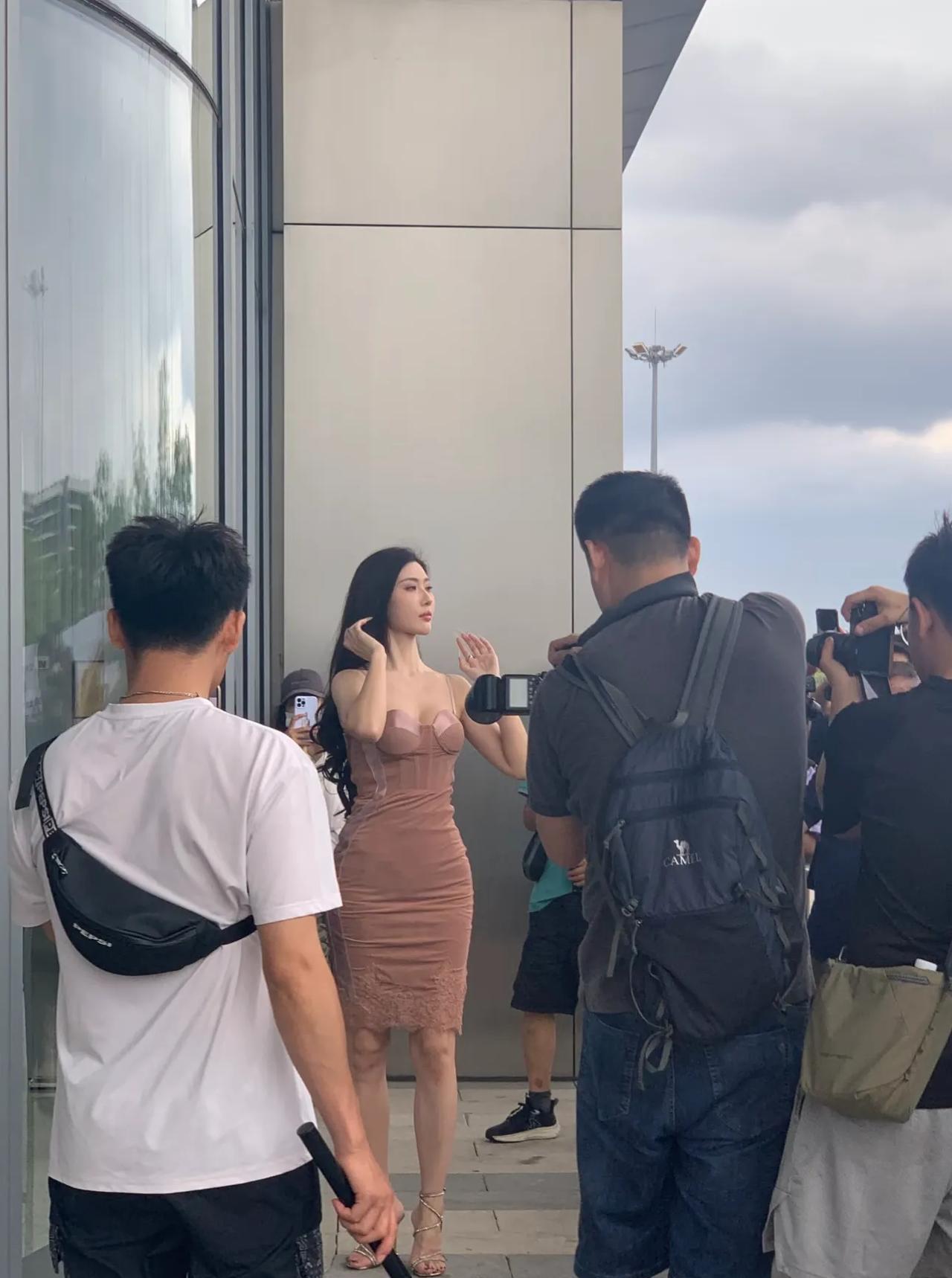 请问这是什么现象啊！？
这些人靠什么赚钱，一天天就是拍！
这女的为什么这么配合！