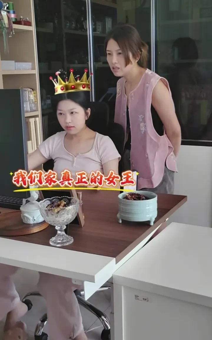 被网友吐槽的“翻白眼的妈”、“黑脸的爸”和“寻求安慰的她”的女主澄清了，自己（女