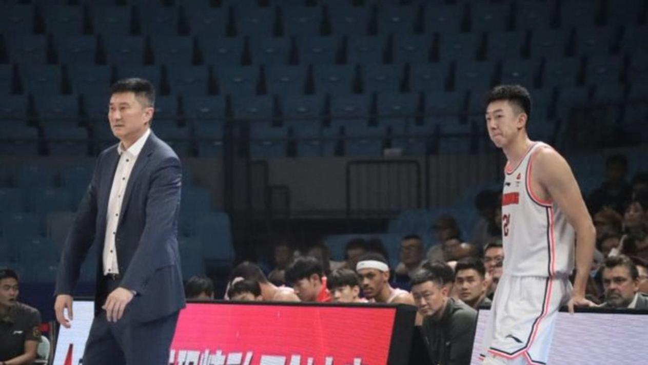 王少杰陪球迷涮火锅，他手腕伤病已无大碍，杜锋将让他复出打辽粤大战！