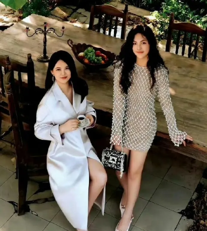 李湘富养女儿的成果已经显现，王诗龄每天坚持画画8小时！你们觉得她画的怎么样?