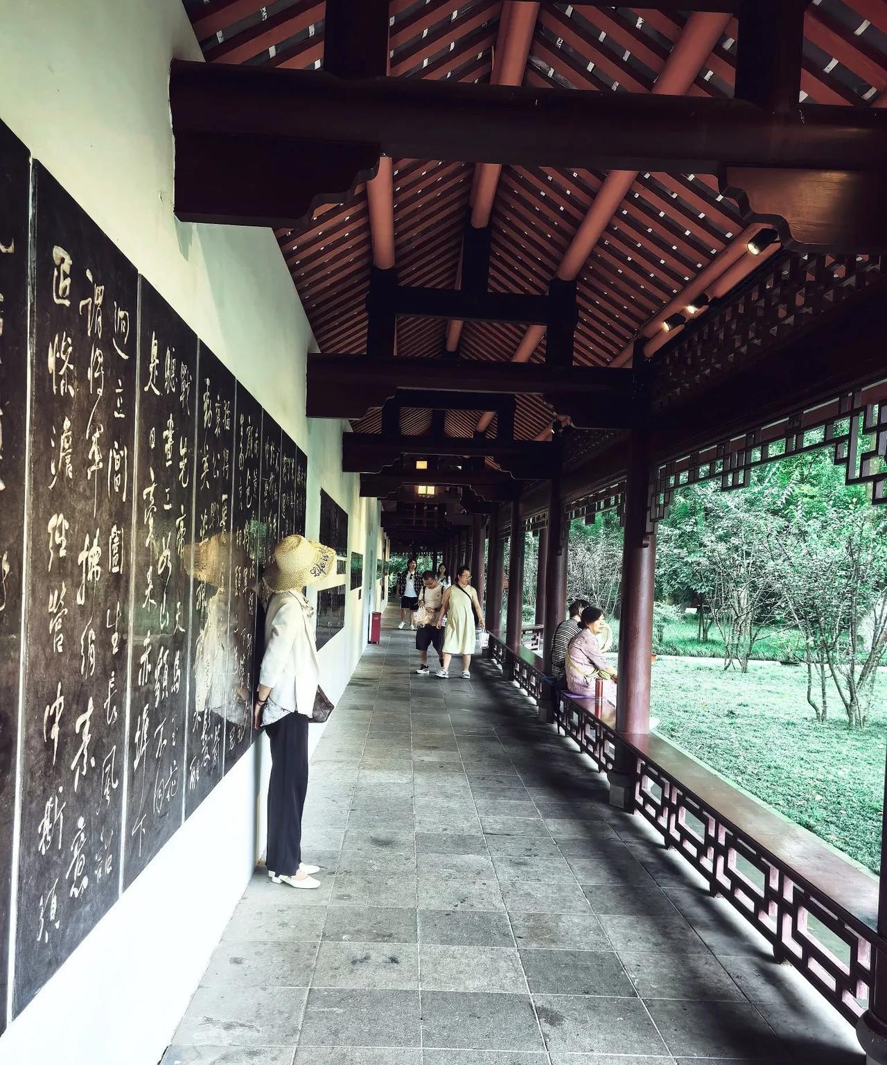 其实，我带母亲来成都旅居，真的是一场修行之旅。
母亲75岁半了，除了会用手机接打