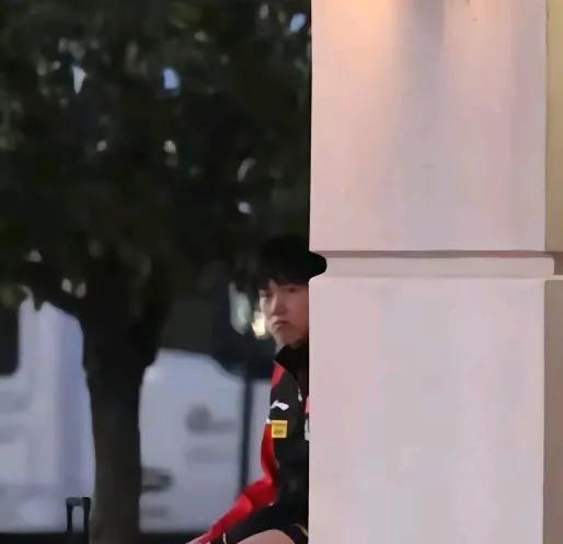 谁能哄哄他啊？头哥这是怎么了？不开心了吗？什么心事啊？一个人躲这坐着，看着怪可怜