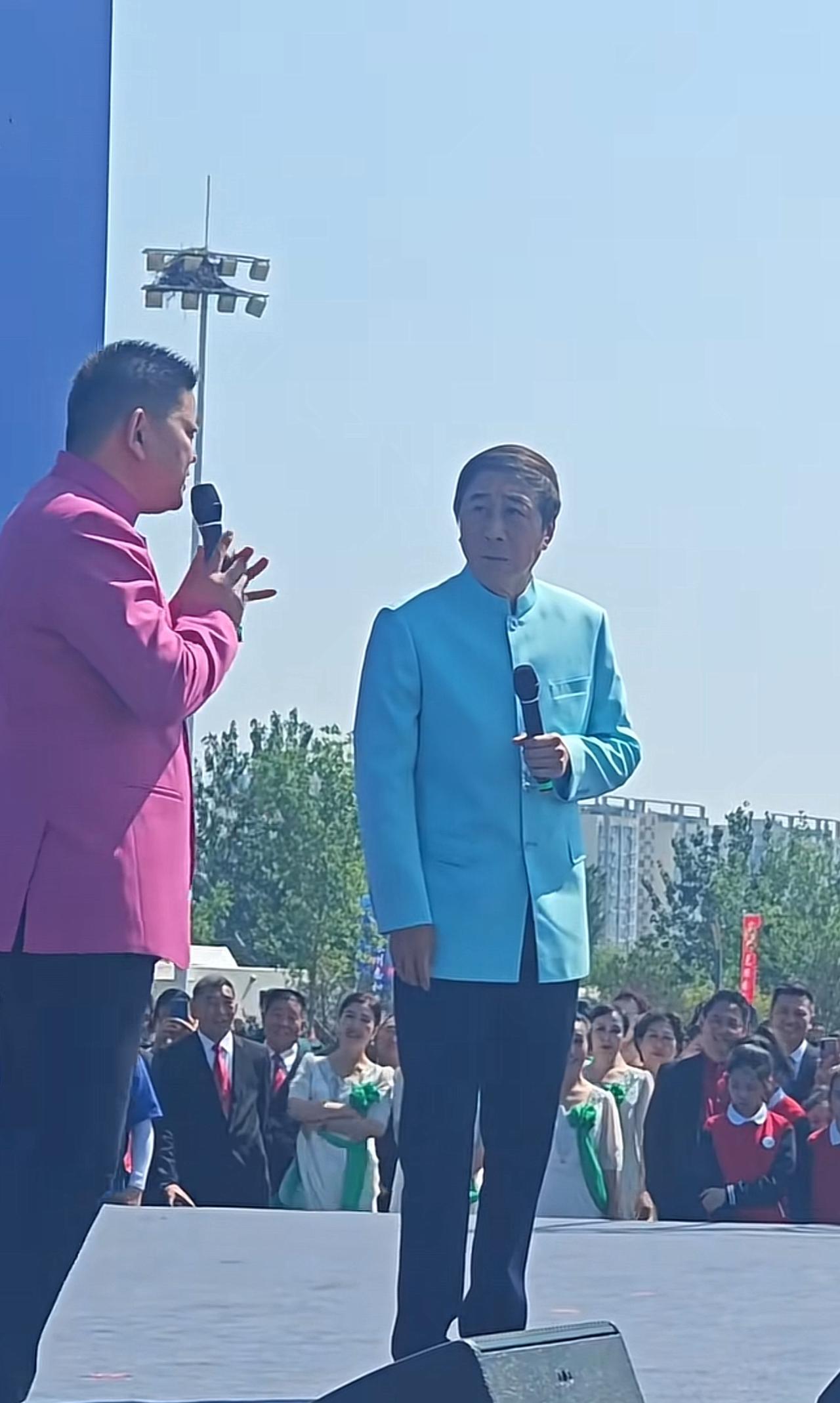 大家猜猜看，今天在河北邢台，碰到了谁？真是好久没有看到他的演出了。虽然年近古稀之