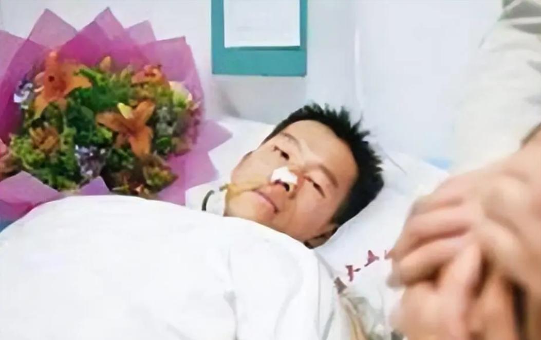[太阳]2003年，珠海23岁保安冒死从歹徒手里救下被抢劫的女教师，可两年后，他