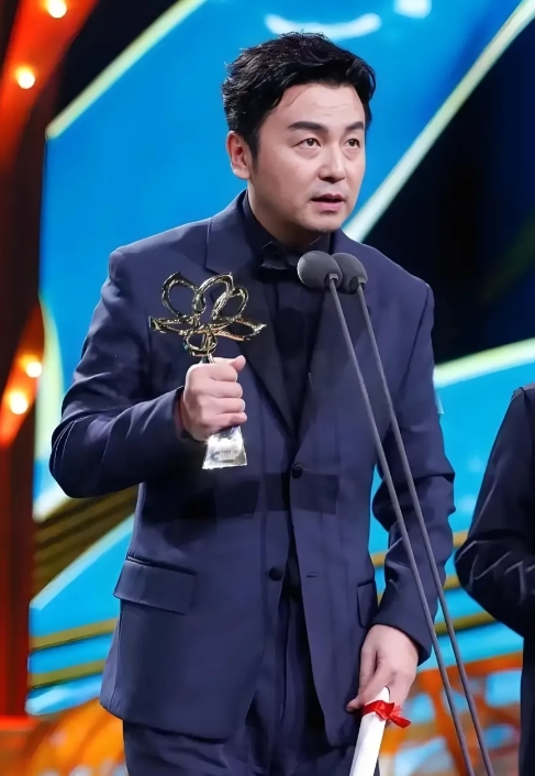 为什么雷佳音的资源这么好，都是顶级的？
今天我终于弄明白了，
原来他从上戏毕业后