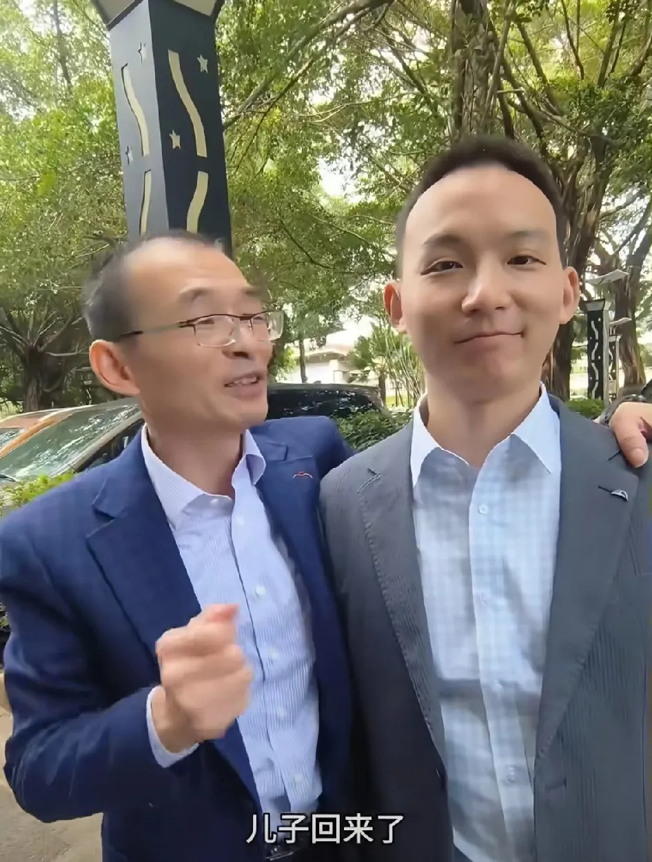 谢浩楠父子相认发量少











我的天哪！谢浩楠竟然担心他爸爸的头发