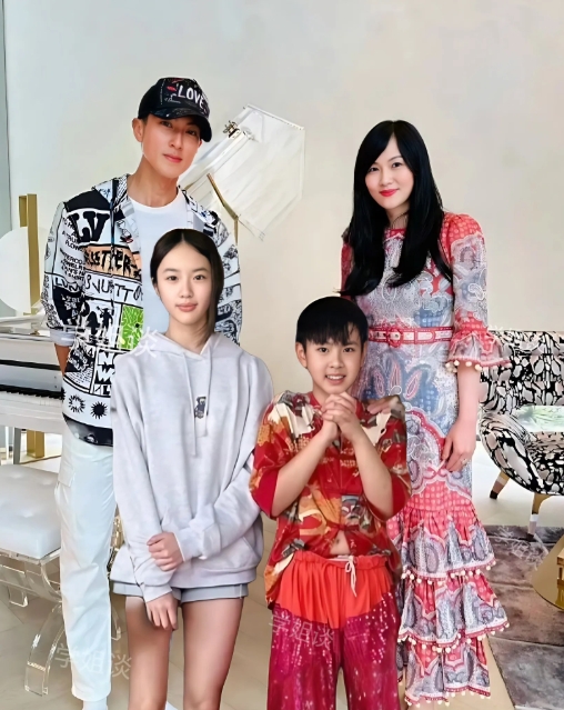 吴尊对他的老婆林丽莹很满意

因为他每次参加私人活动时都会带着老婆一起去，还会拉