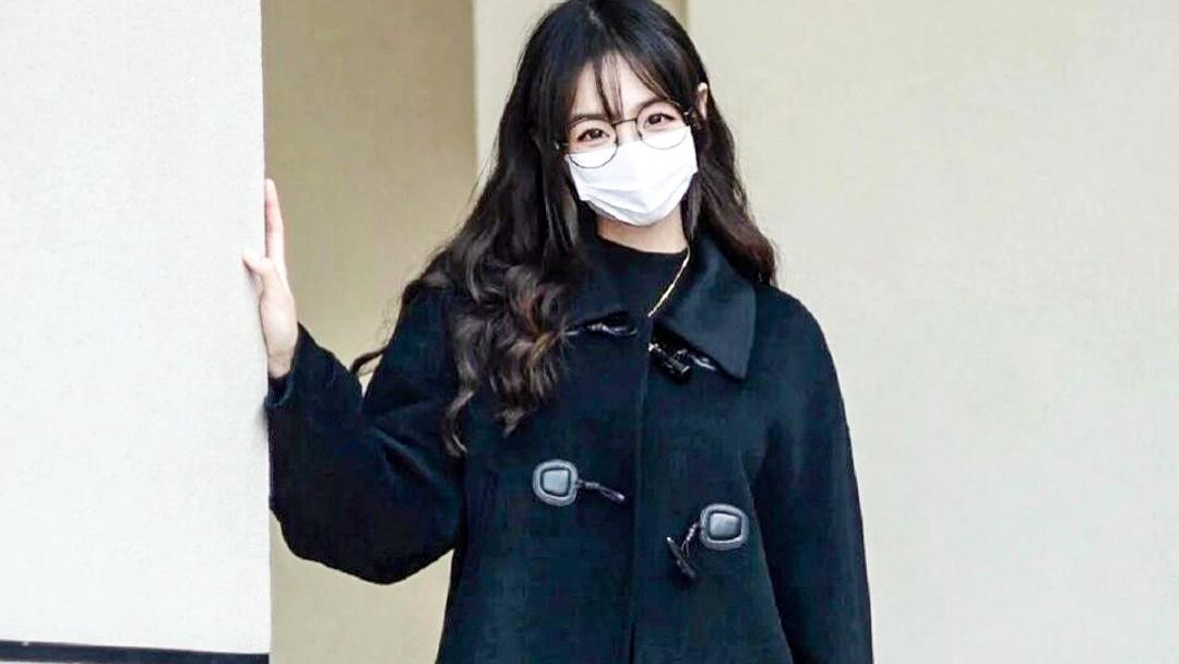 冬天就少不了厚黑灰搭配，用亮丽的色彩充淡它，美就来了