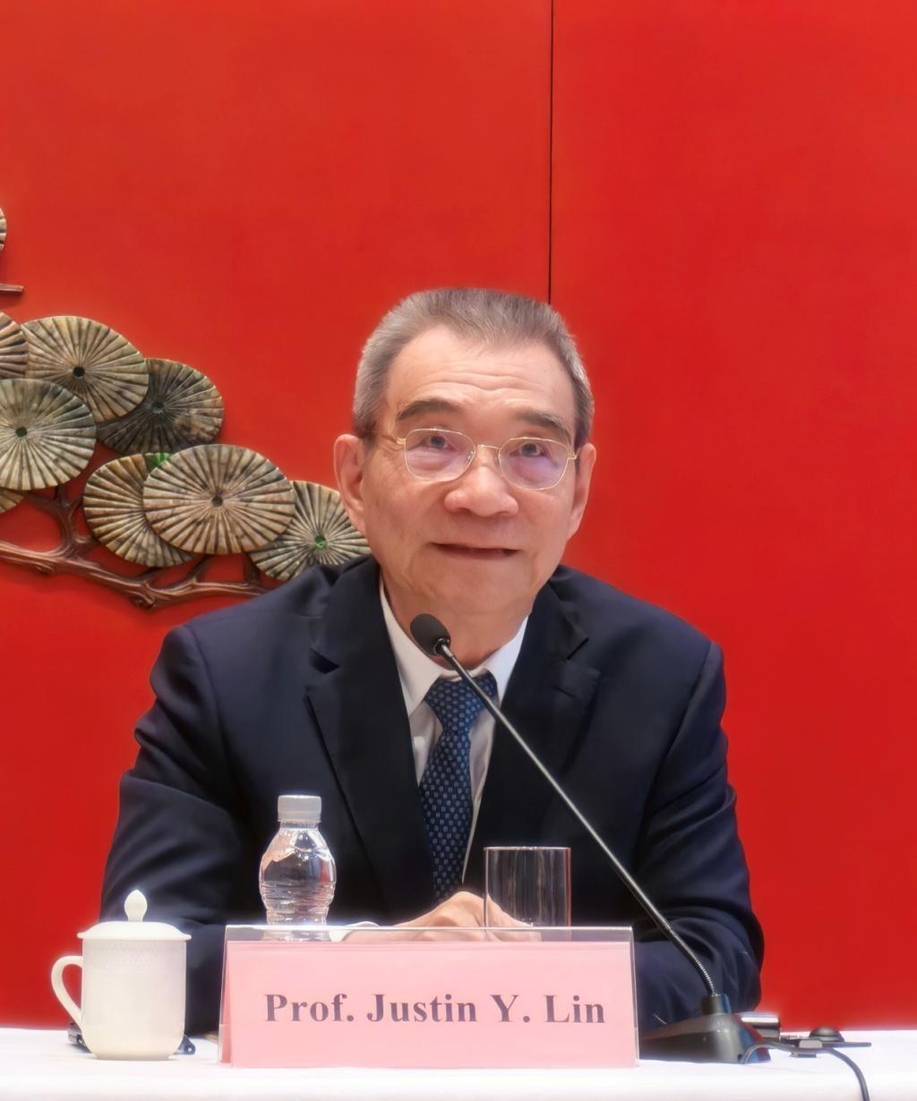 中美之间，已经没有回头路了。美国手里的绳子，已经勒住中国经济的咽喉；而中国手里的