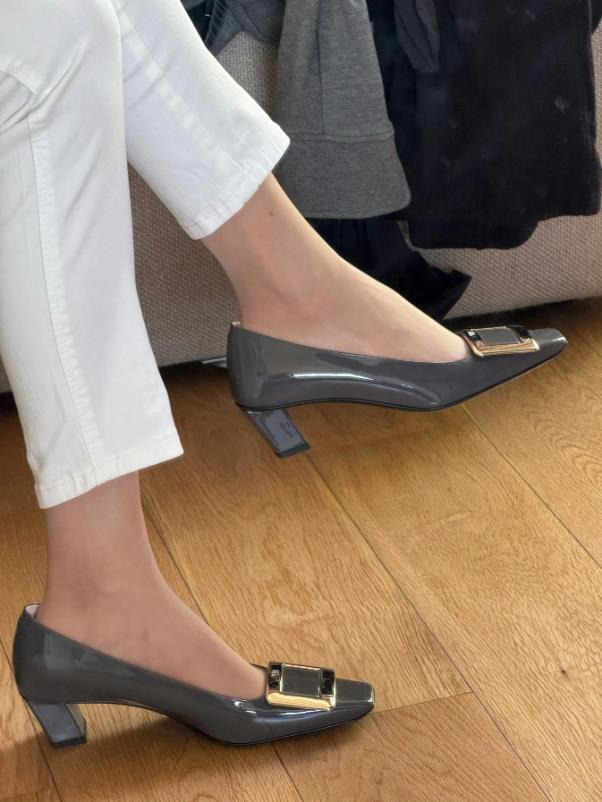 怎样穿搭能显示出温柔的女生气质?今天的穿搭很职场，有人能看出我穿了薄丝吗？