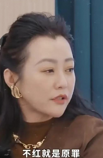 <无限超越班>哈妮克孜戴墨镜被怼，郝蕾仗义执言：不红就是原罪？