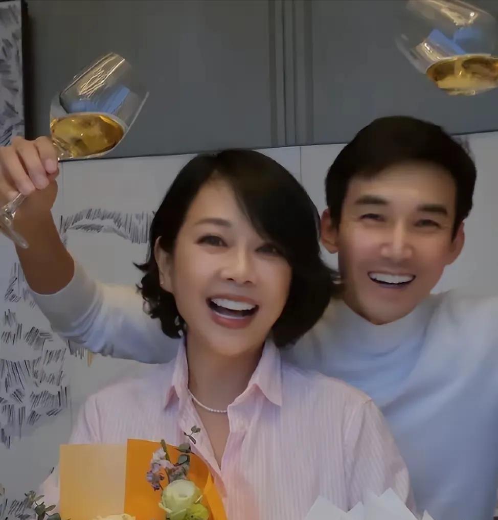 《思思娱乐》姐弟恋天花板，14年婚姻如磐石无绯闻！他们用行动诠释了真爱的模样，岁