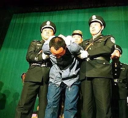 2001年冬，石家庄刑场寒风凛冽。王玉顺和郝凤琴被反绑双手跪在冻土上，前者面色灰