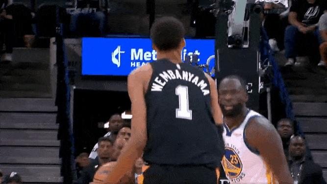 文班亚马突破打到格林面部进攻犯规，裁判回看维持原判