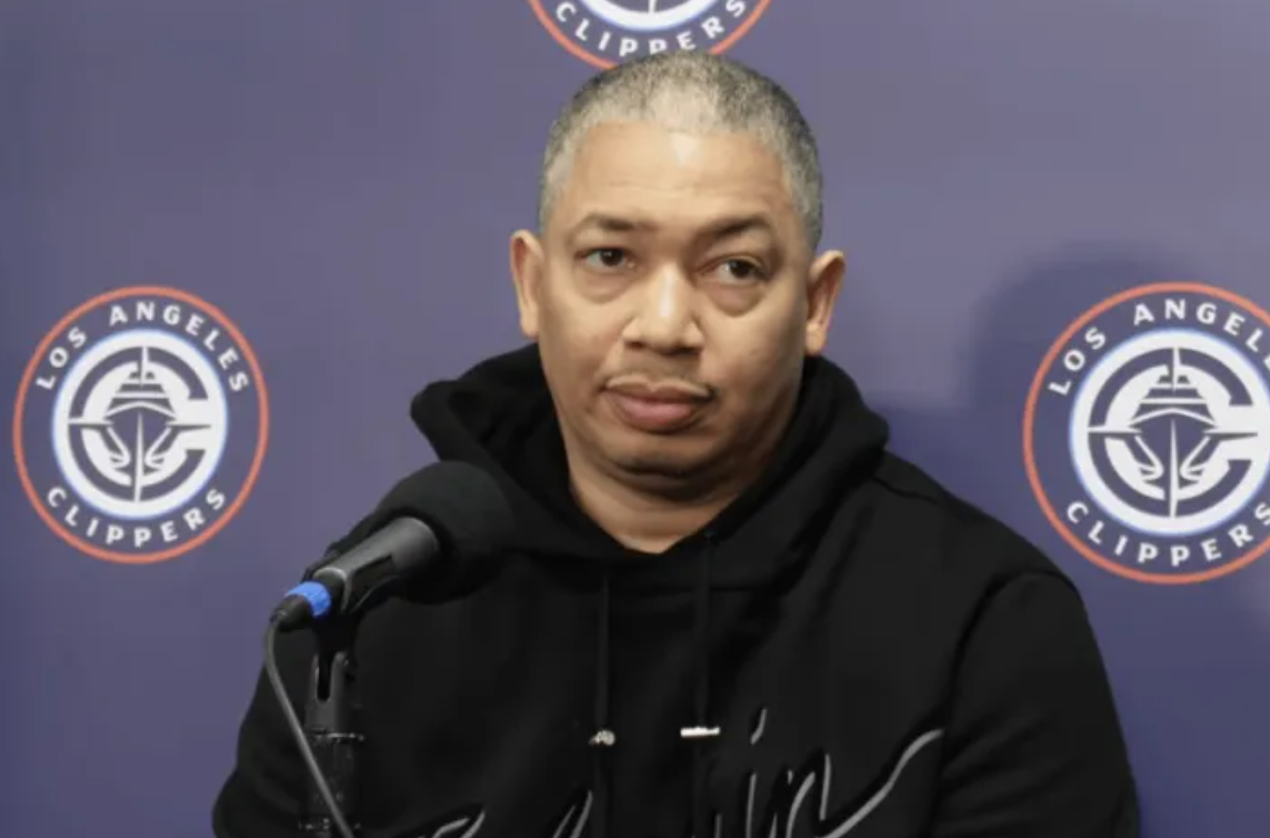 谈到伦纳德近期表现时，卢表示：
“我觉得他处理得很好。只要伦纳德健康，在我看来他