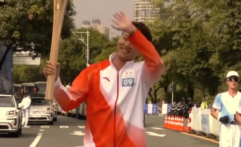 赵睿与赵继伟鲜明对比！
都是姓赵，怎么差别如此之大。
一个是中国男篮现役队长，一