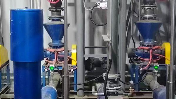 如何降低粉体气力输送中输灰管道的压力损失？