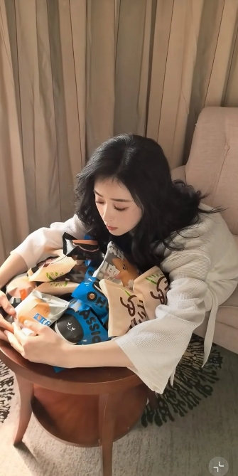 蒋欣，图一：这一桌统统都是我的。
           图二：干嘛抢我的零食。