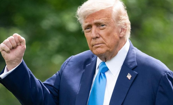 特朗普最后一刻才签延期令，背后全是算计！压榨、操盘、心理战，一箭三雕。
就在中美