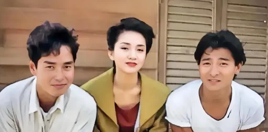 这张照片展现出了谭咏麟和刘德华与梅艳芳1990年在片场时的情景，那时候谭咏麟40