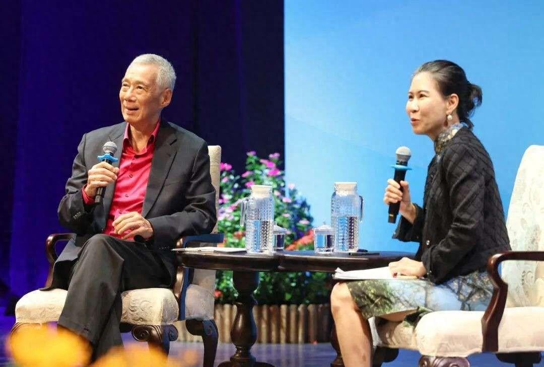 对新加坡不能心慈手软。新加坡前总理李显龙在日前的演讲中说，我们和中国人同宗同祖，