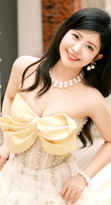 赖美云1998年生于深圳，是中国内地流行乐女歌手、演员。她2015年随SING女
