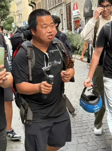 天呐，蓝战非！
你藏的也太深了
一查才发现，他平时邋里邋遢，竟然年入轻松过亿了。