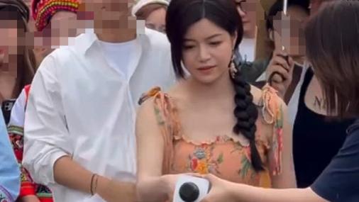 陈妍希在大理被偶遇，谁注意她绑的头发？状态一目了然