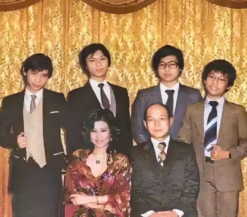霍英东与林淑端的四个儿子：

一、霍显光：在霍英东去世后，遵循家规，他和兄弟