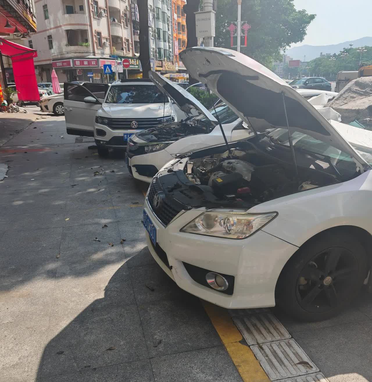 东莞前几天的大雨，泡了不少车，今天大晴天，大家都在维修店晒车，奇怪了都是油车，还