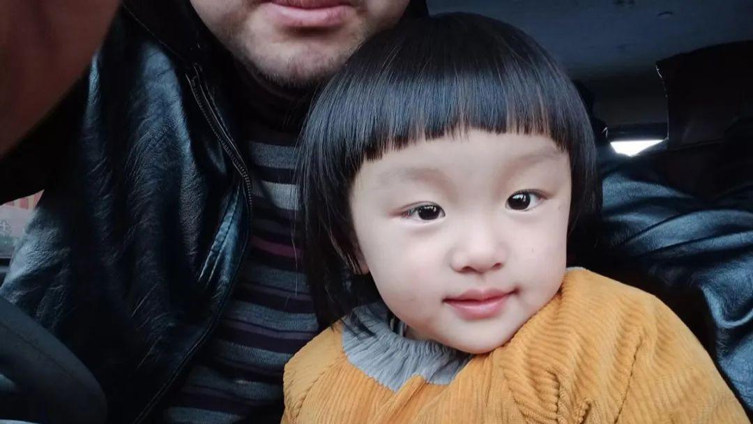 泪目！单亲爸爸带2岁女儿拉货还债，女儿乖巧懂事