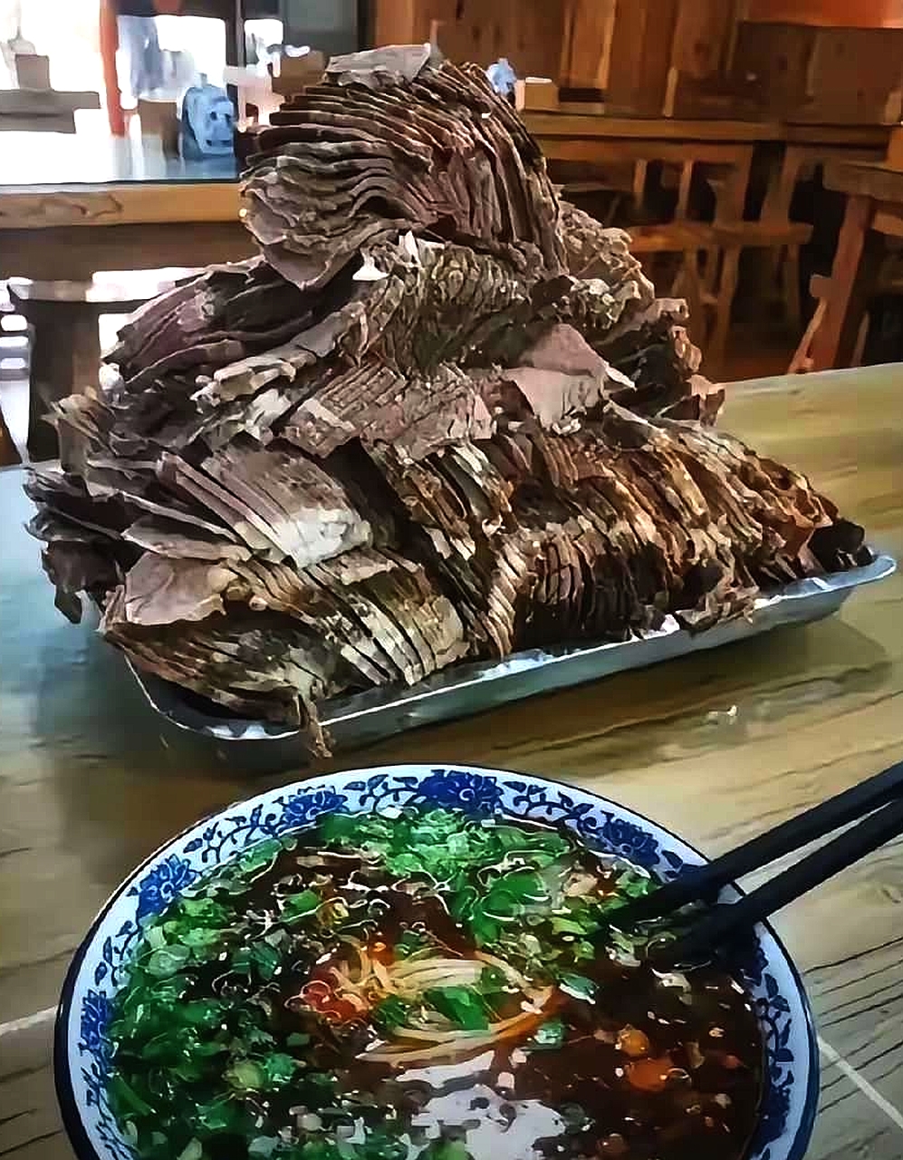 今天去兰州拉面，平常扣扣搜搜的老板把一大盆牛肉搬到我面前，说随便加，要回家过年，