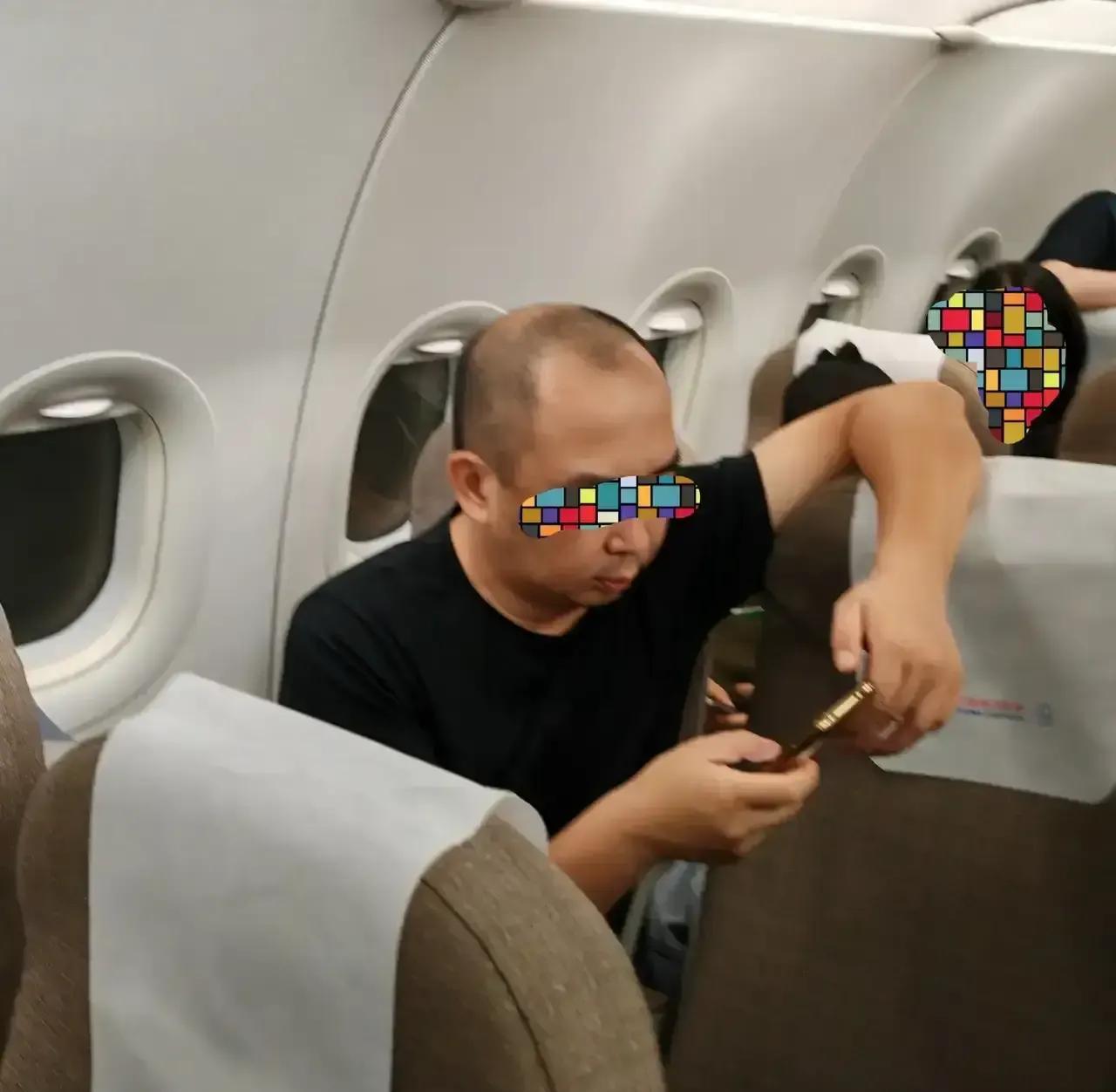 曝光台：国际航班上黑衣男子光脚跷前排扶手
发生在东方航空浦东到福冈的MU531航