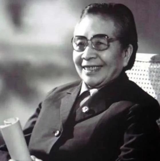 邓六金（1911年9月—2003年7月16日）中国革命史上杰出的女性代表，中央红