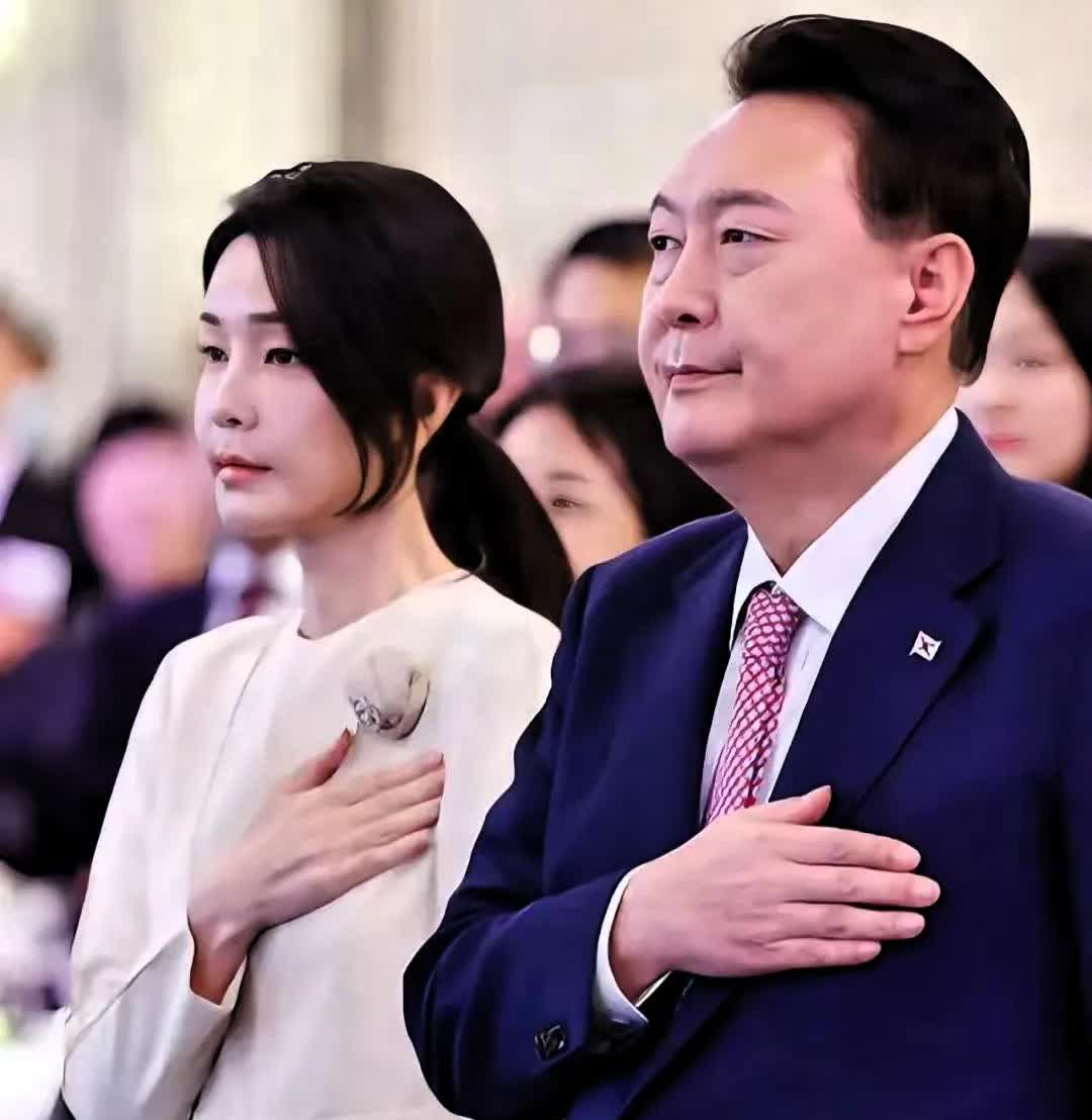 韩国又传来消息！  
7月30日，韩国政坛真炸锅了！调查前第一夫人金建希的