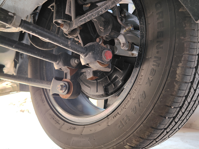 比亚迪铁锈
提车三个月，发现有几个地方有锈迹。我对于车不是很懂，这些地方生锈的话