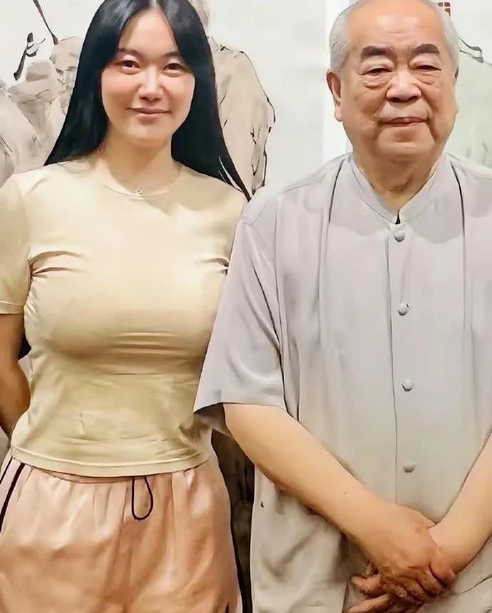 徐萌
毕业于武汉大学
比老公范曾小50岁

翁帆
毕业于汕头大学
比