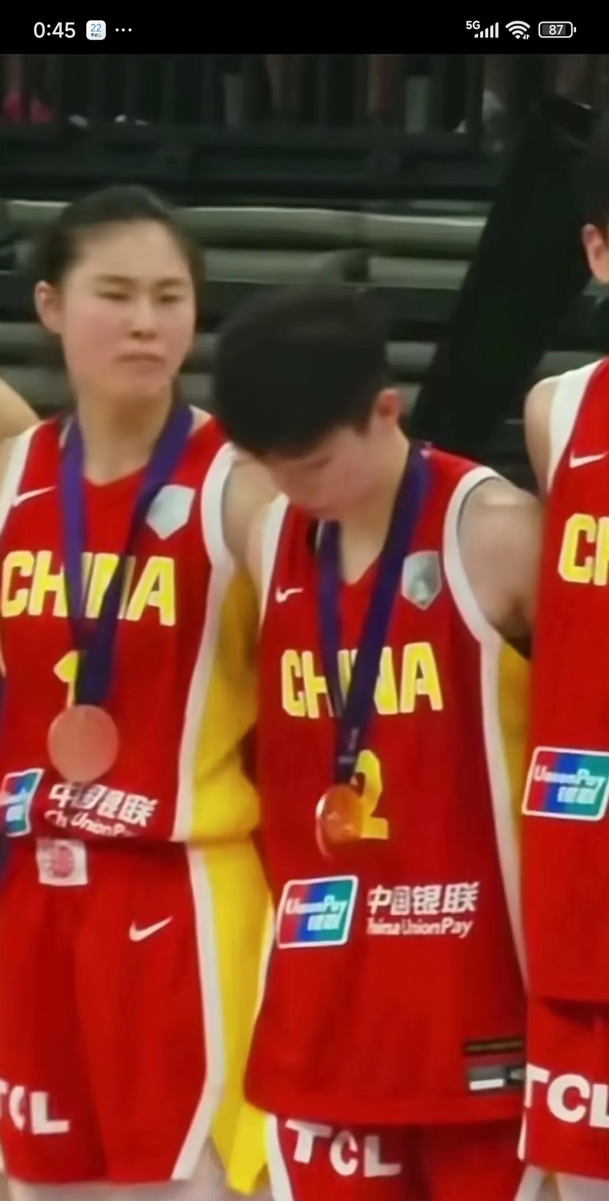 68岁老帅翻车，女篮30分惨案！
换人像打地鼠，张子宇刚热就被按回板凳，双塔站桩