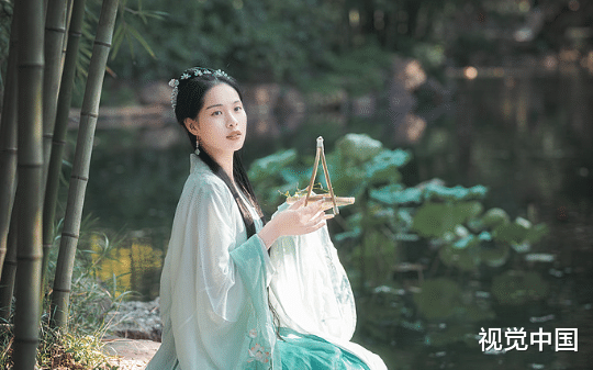 我对竹马穷追不舍，他无动于衷。我忍无可忍强嘬了他一口，他黯淡的眼骤然明亮，“你发誓非我不嫁。”