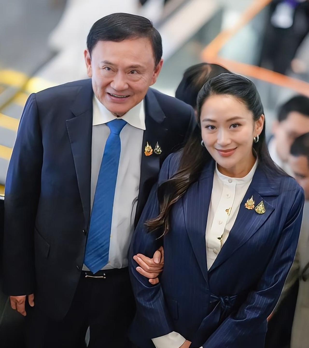 毫无意外，
他信如期返回泰国，
为泰党即将开始绝地反击。理由如下：
就在绝大多人