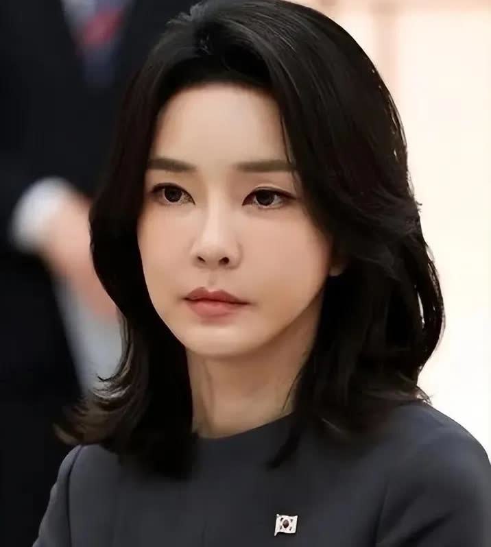 韩国前第一夫人金建希传来新消息。
“无声博弈”之金建希：拒绝配合、全盘否认、身