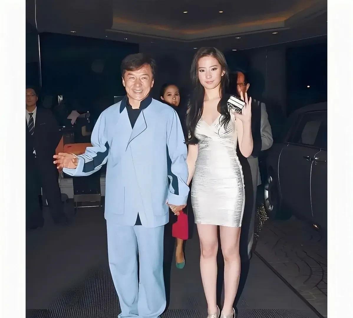 2011年，香港，57岁的成龙与24岁的刘亦菲出席慈善晚会时的留影旧照