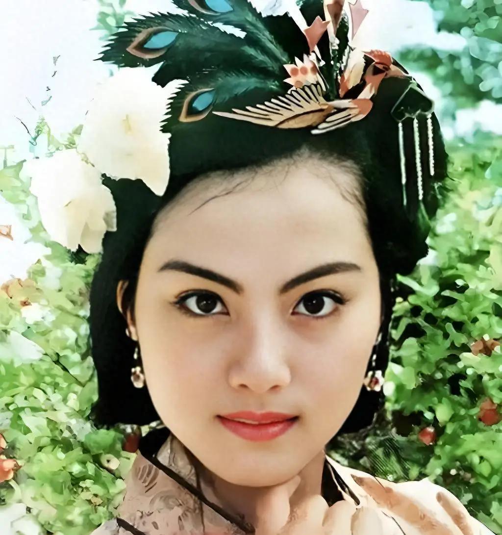 1995 年的香港，某栋居民楼 13 楼窗台，28 岁的乐韵张开双臂，带着一声 