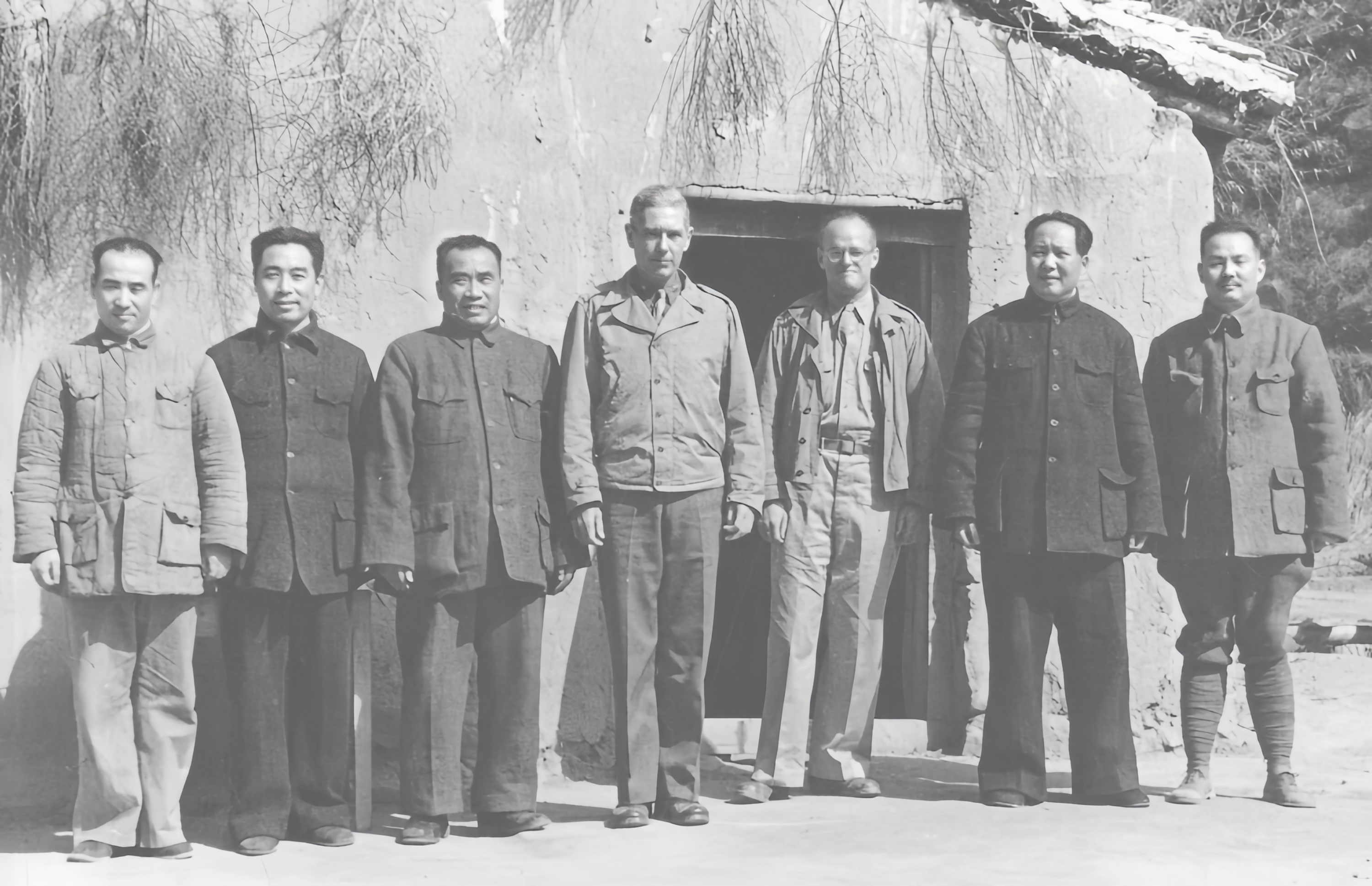 十大元帅中，只有三位官至正国级，级别最高。巧的是，他们都在这张合影中。他们是左一