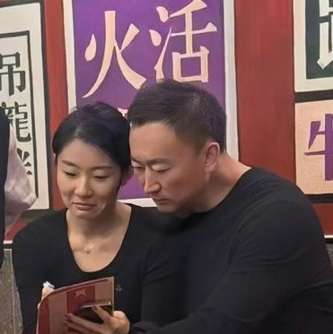 刘维伟母亲怒批刘维伟妻子！近日刘维伟妻子在社媒爆料刘维伟出轨一事引发热议，近日有