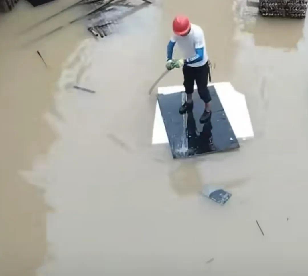 昨天下了一天的大雨，短时暴雨，晚上又下了一晚上。
昨天早上上班时，还没下雨，工人