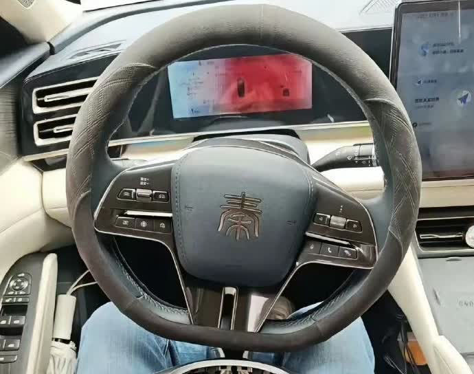 比亚迪秦改装成半幅式方向盘，视野一下变开阔，有没有豪车的感觉